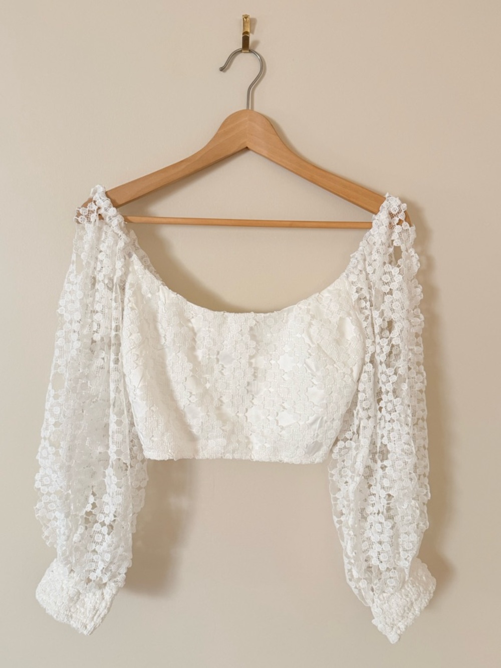 SELFIE LESLIE • White Lace Crochet Puff Sleeve Crop Top